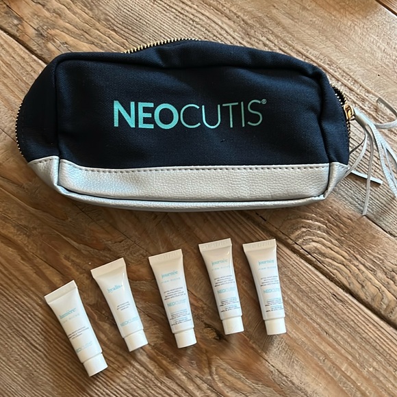 ♥️NWT Neocutis travel set and face roller